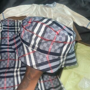 1 month old set from Burberry never worn!